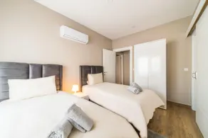 Central & Modern Apartment with Shared Pool - Image 5