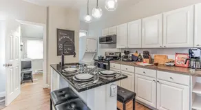 Center to all 2 BR near hospitals, colleges, restaurants, events - Image 5