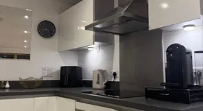 Modern Apartment - Free Parking - Image 4
