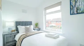 Stylish WA10 3 Bed House Close to Town Centre - Image 2