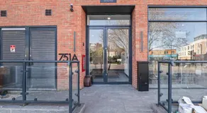 Modern 2-Bed Apartment 30 mins from Central London - Image 5