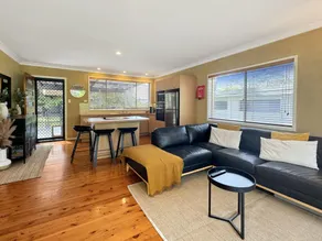 Pet-Friendly 2-Bed Beach House with Garden  BBQ - Image 2