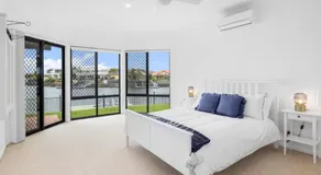 Tranquil Canal Front Holiday House - Image 2