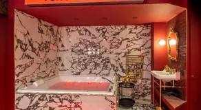 Suite Cabaret - Love room spa & cinéma privatifs - Image 2