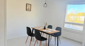 Modern 3 Bedroom Stay with Sauna - Image 5