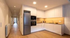 Stylish & Cozy 3-Bedroom Central Apartment with Private Balcony - Image 4