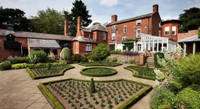 Convenient 4 Bed Homely Retreat in Wolverhampton - Image 3