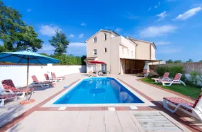 Spacious house of 400m² in the heart of Istria - Image 3