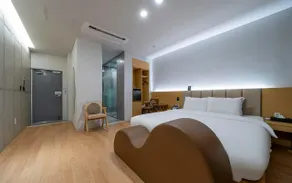 Annette Motel - Image 2