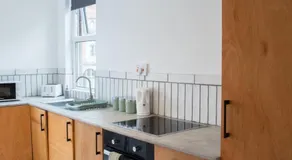 Sleek 4BR Getaway - Free Parking - 25 Percent Off Monthly - Image 3
