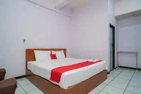 RedDoorz Plus Syariah At Lotus Hotel Bojonegoro - Image 2