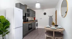 Central Town Location, 1BR Apartment With Sofa Bed & Modern Amenities, Walk to Train Station, Shops & Cafes, Ideal for Business or Leisure - Image 5