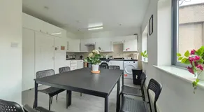 Stylish Rooms Near Airport & City Centre Parking - Image 4