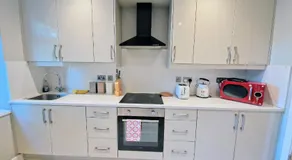 Central Reading Modern 3BR flat - Walk to station and high street - Image 3