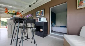 CHAMBRE PRIVEE AVEC SALON, garage voiture, vélos, motos - Image 2