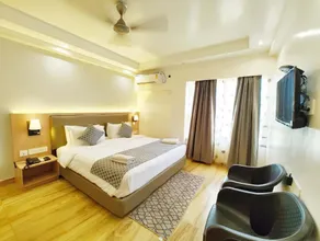 Goroomgo Grand Resort Puri - A Luxurious Collections Sea View Room - Image 3