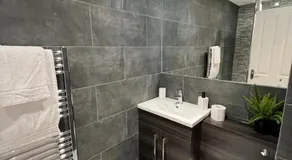 The Globe Apartments and Bedrooms - Image 4