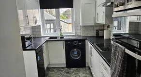 Spacious 3 Bed House with En-suite, Garden, On-site Free Parking and WIFI - Image 3