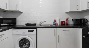 Free Parking - Sleeps 6 - Central - New Interior - Image 4