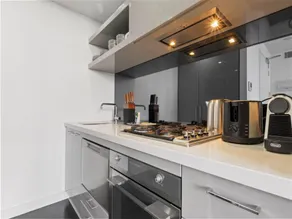 Modern 1-Bed Apartment Close to Attractions - Image 5