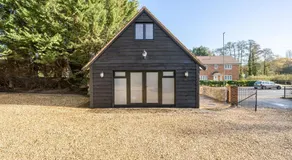 Romantic getaway UK with Private Sauna, King Bed, WiFi 517mbps & EV Charger - Image 4