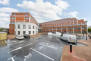 Roomspace Serviced Apartments- Syward Place - Image 2