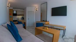 Luxury 1 Bedroom Apartment - Image 2
