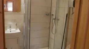 Kaszubskie Wzgórze - Całoroczne Domki Drewniane - Image 2
