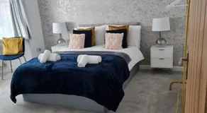 SHM Stays Leicester. Newly Renovated 15 min drive from City Centre University. 9 min Drive to Leicester City Stadium 5 min drive to M1 & M69. 2 min walk to bus stop. - Image 2