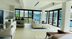 Waterfront Luxe Retreat- 160sqm Modern, Epic, Lush - Image 5