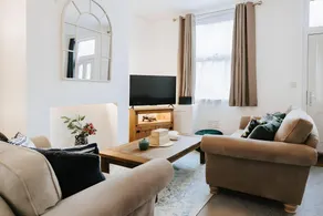 Central 3BR Home with Garden, Fast WiFi & Smart TV, Sleeps 6, Ideal for Contractors & Families - Image 2
