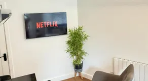 Newly Renovated Guesthouse with Free Parking - Image 3