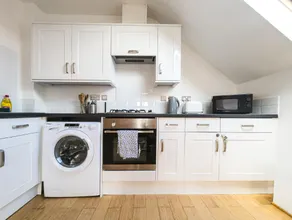 Clean & Bright 1 Bed Apartment - Image 4
