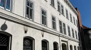 Quiet rooms in the bustling city center - Image 4
