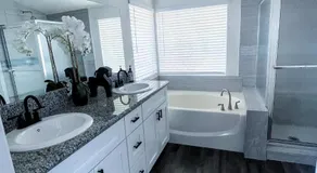 VEGAS GEM 4BDR KING BED Wifi GARAGE PRKNG - Image 3