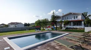 House Rose with Garden and Pool - Image 4