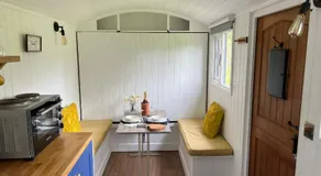 Shepherds Hut with Hot Tub - Image 2