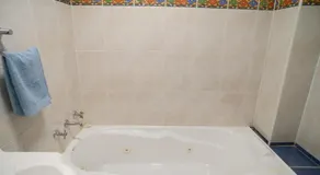 2Bedrooms, 2-bath, 1 Garage Apartment - Image 5