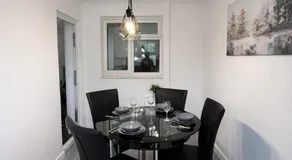 Elegant 3 BR Long Stays HS2 NEC Parking - Image 3
