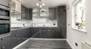 Executive Apartment, Free Parking, West End - Image 5
