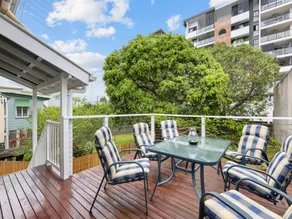 Tranquil 3-Bed Family Home with Spacious Backyard - Image 5