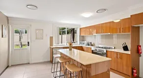 Cozy Double Room in Panania - Close to Stations & Stores - Shared Bathroom - Image 4