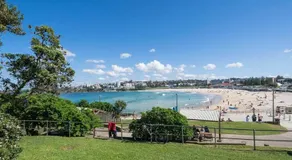 Beachfront Bondi Studio with Aircon - Image 4