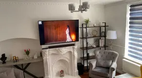 2 Bedroom Home Near Tube Station Easy London Access Peeams Abode - Image 2