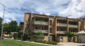 Executive 4BR 3Bath Entire Apartment in Heart of the City & Parking - Image 5
