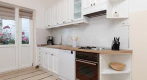 Charmant appartement entièrement équipé avec jardin, barbecue et piscine | Vue sur l'eau - Image 4