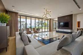 Luxe 6BR Beachfront Villa: Group Getaway Haven - Image 2