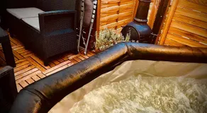 Résidence CAENEE, le dépaysement Naturiste en été avec l'atypique studio climatisé "vintage" en sous pente, sa "paillote" avec jacuzzi, entouré de verdure, planchagrill, transats, vélos gratuits, wifi 5G, Travel Proud LGBTQI, chiens admis - Image 4