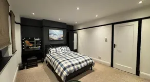 Bright private room in town centre walk to Uni and shops - Image 2