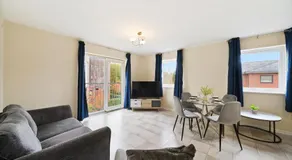 Peaceful 2BR Flat with Historic Bottle Kilns View & Free Parking Located near City Centre - Image 4